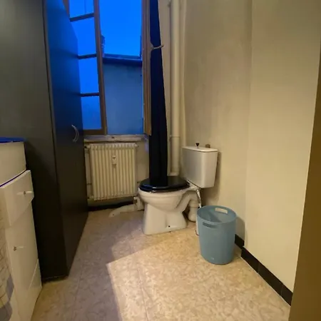 Emplacement Ideal : Studio Au Coeur De Disponible En Location Appartement *